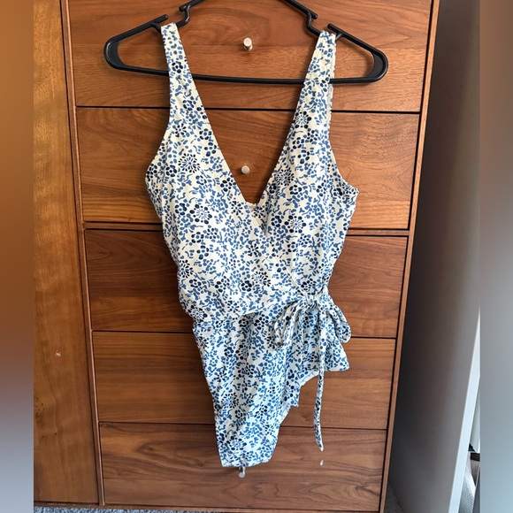 Summersalt - Picture 5 of 6